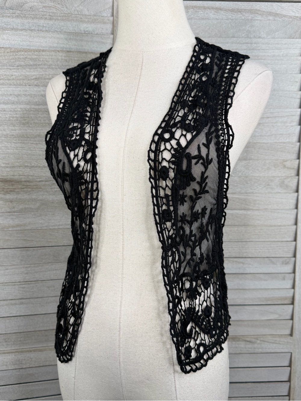 ISSI Black Crochet Lace Vest Boho Festival Fairy Whimsigoth Women's -Small